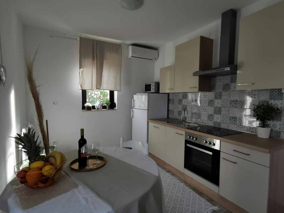 Apartments Lucia Паг Экстерьер фото